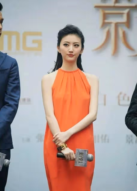 景甜放開了穿了！束腰抹胸裙配盤發，和張柏芝同框她也是搶盡風頭