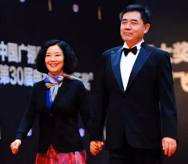 陳寶國夫妻同框像母子！他66歲精神似小伙，趙奎娥67歲像奶奶，