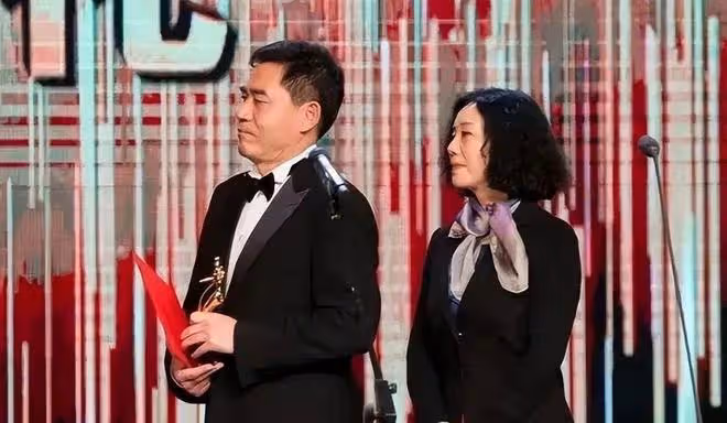 陳寶國夫妻同框像母子！他66歲精神似小伙，趙奎娥67歲像奶奶，