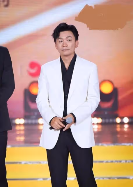 王寶強41歲紅毯驚艷登場！西裝+皮鞋俊朗瀟灑，風采依舊
