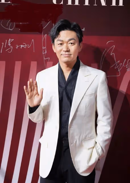 王寶強41歲紅毯驚艷登場！西裝+皮鞋俊朗瀟灑，風采依舊