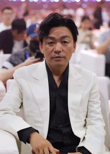 王寶強41歲紅毯驚艷登場！西裝+皮鞋俊朗瀟灑，風采依舊