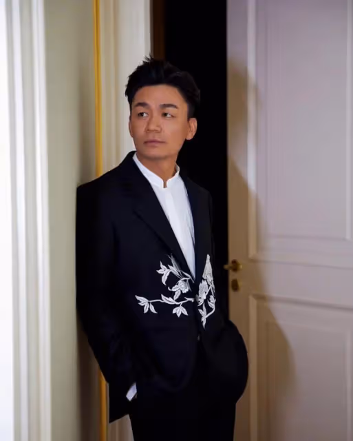 王寶強41歲紅毯驚艷登場！西裝+皮鞋俊朗瀟灑，風采依舊