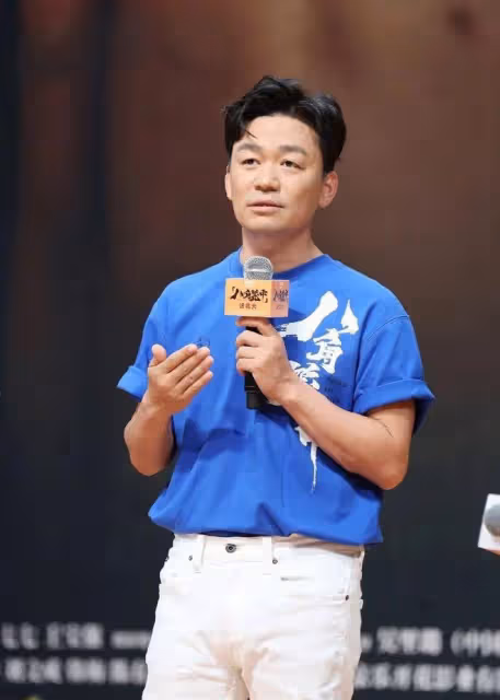 王寶強41歲紅毯驚艷登場！西裝+皮鞋俊朗瀟灑，風采依舊