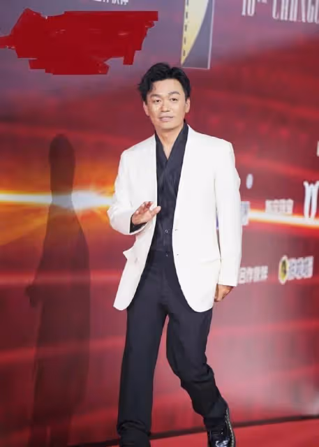 王寶強41歲紅毯驚艷登場！西裝+皮鞋俊朗瀟灑，風采依舊