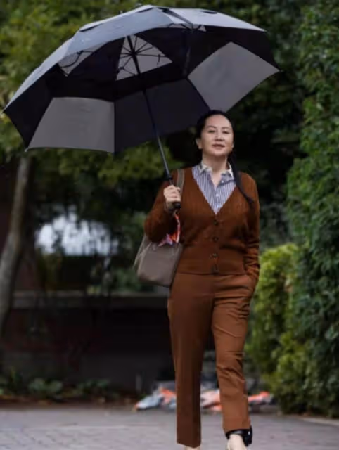 孟晚舟出席活動又驚艷了！穿破洞牛仔褲系花絲巾，嫩到猜不出年齡