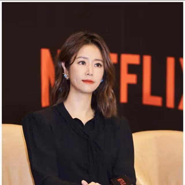 林心如驚艷亮相！二分裙配襪子齊肩發，走光擔憂抱枕擋