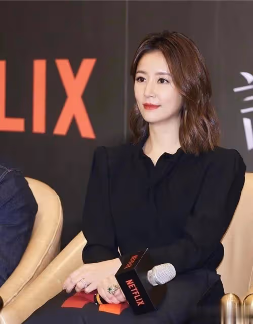 林心如驚艷亮相！二分裙配襪子齊肩發，走光擔憂抱枕擋