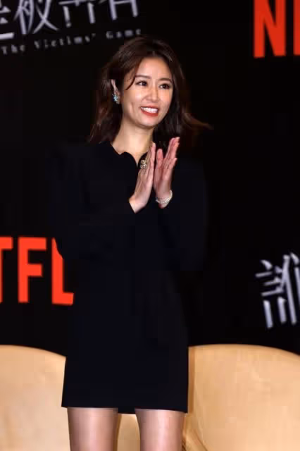 林心如驚艷亮相！二分裙配襪子齊肩發，走光擔憂抱枕擋