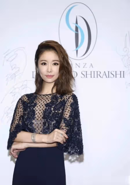 林心如驚艷亮相！二分裙配襪子齊肩發，走光擔憂抱枕擋