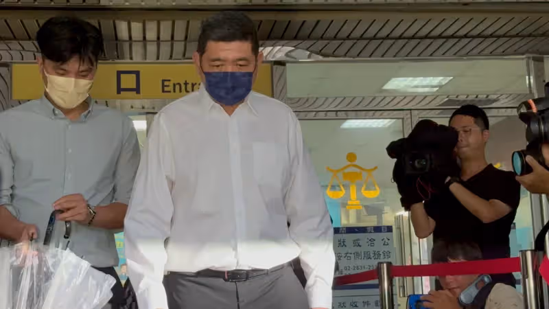 狗仔直擊｜NONO性侵案首出庭！應訊70分鐘　民眾路過鄙棄「真糟糕」