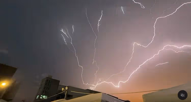 高雄啤酒節天空狂閃電炸裂出紫光　男偶像拍下影片百萬人都驚呆
