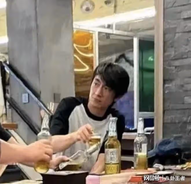36歲林更新真是臉都不要了!吃燒烤被偶遇,殺馬特頭搶鏡毫無星味