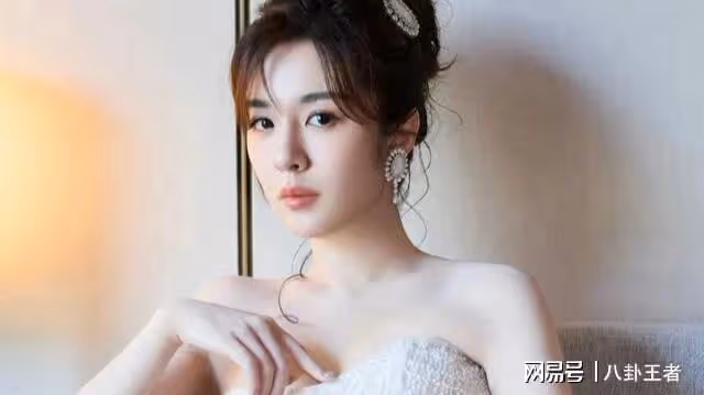 俞灝明王曉晨曝戀情!曬擁抱照朋友圈官宣喜訊,前任胡歌楊冪已哭暈