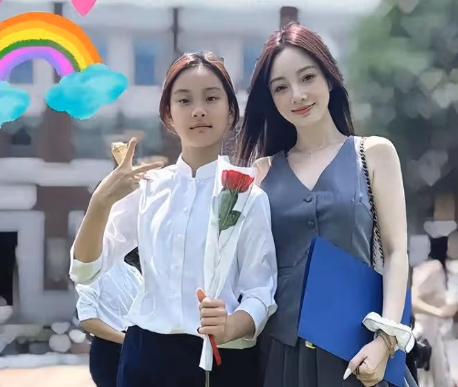 李小璐參加女兒小學畢業禮，母女同框似姐妹，11歲甜馨漂亮有氣質
