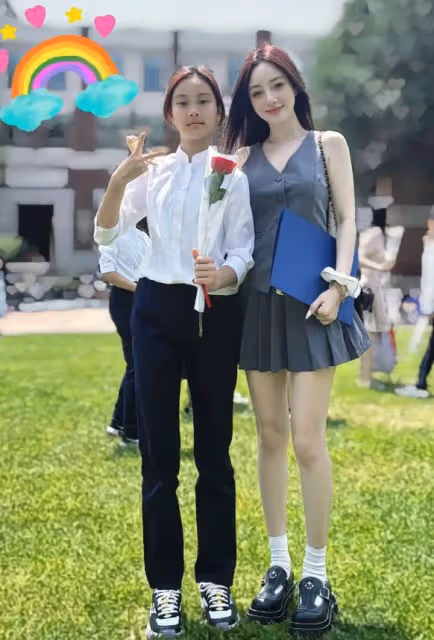 李小璐參加女兒小學畢業禮，母女同框似姐妹，11歲甜馨漂亮有氣質