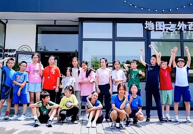 李小璐參加女兒小學畢業禮，母女同框似姐妹，11歲甜馨漂亮有氣質