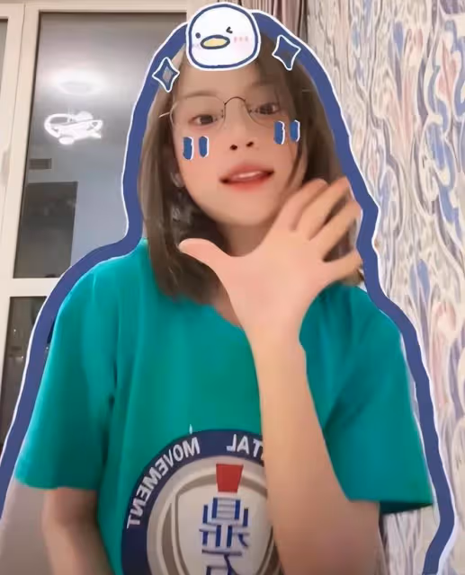 李小璐參加女兒小學畢業禮，母女同框似姐妹，11歲甜馨漂亮有氣質