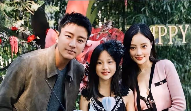 李小璐參加女兒小學畢業禮，母女同框似姐妹，11歲甜馨漂亮有氣質