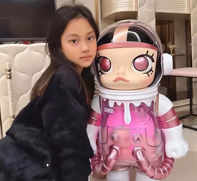李小璐參加女兒小學畢業禮，母女同框似姐妹，11歲甜馨漂亮有氣質