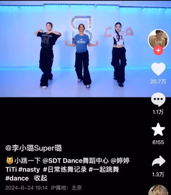 李小璐參加女兒小學畢業禮，母女同框似姐妹，11歲甜馨漂亮有氣質