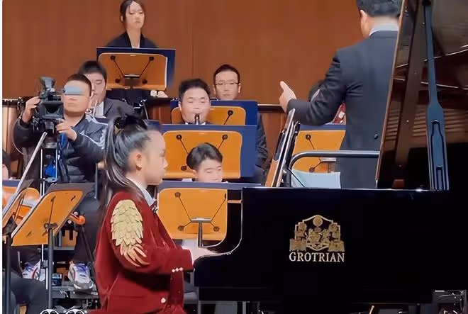 李小璐參加女兒小學畢業禮，母女同框似姐妹，11歲甜馨漂亮有氣質