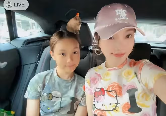 李小璐參加女兒小學畢業禮，母女同框似姐妹，11歲甜馨漂亮有氣質