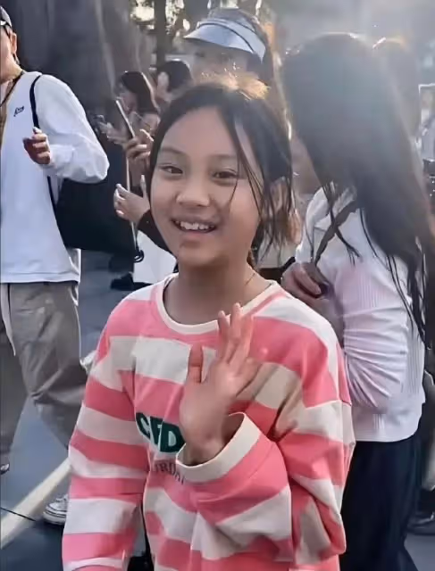 李小璐參加女兒小學畢業禮，母女同框似姐妹，11歲甜馨漂亮有氣質