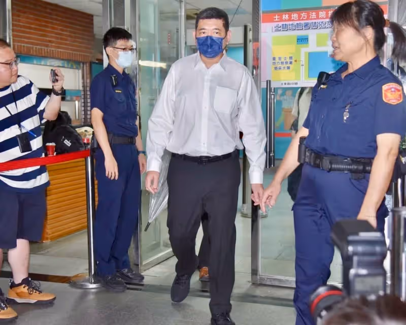 狗仔直擊｜NONO性侵案開庭70分鐘！突遭天打雷劈　慘被民眾唾棄後返億萬豪宅