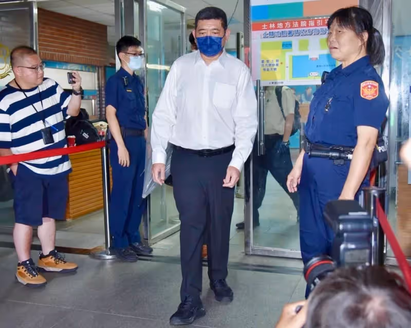 狗仔直擊｜NONO性侵案開庭70分鐘！突遭天打雷劈　慘被民眾唾棄後返億萬豪宅