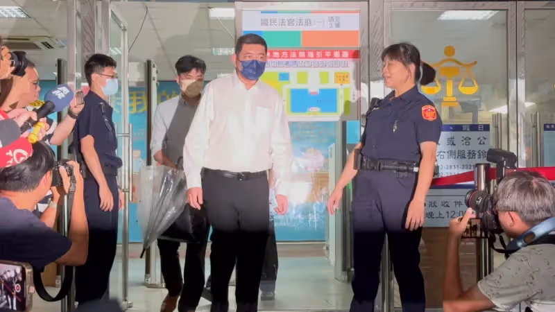 狗仔直擊｜NONO性侵案開庭70分鐘！突遭天打雷劈　慘被民眾唾棄後返億萬豪宅
