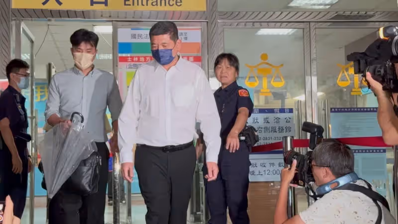 狗仔直擊｜NONO性侵案開庭70分鐘！突遭天打雷劈　慘被民眾唾棄後返億萬豪宅
