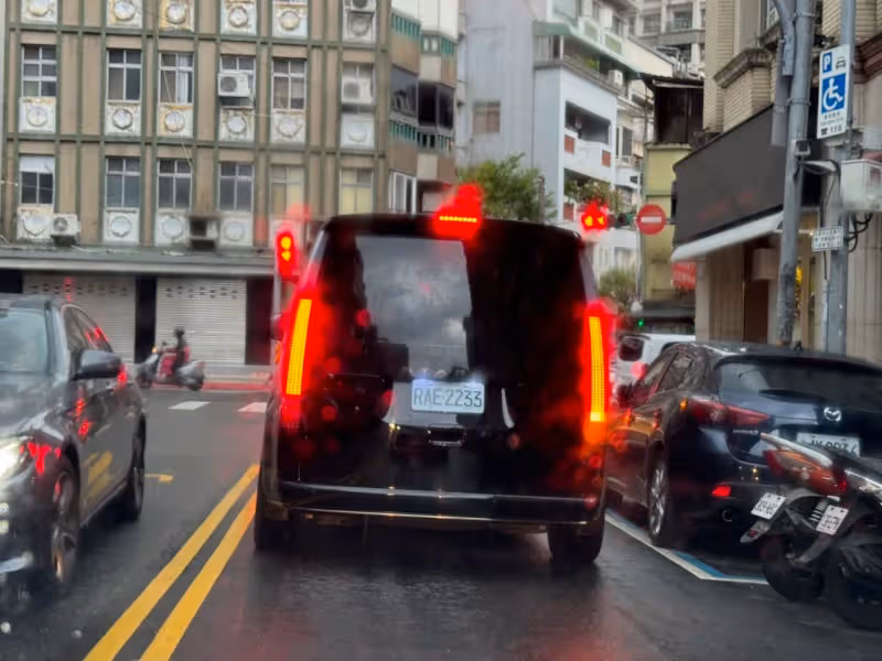狗仔直擊｜NONO性侵案開庭70分鐘！突遭天打雷劈　慘被民眾唾棄後返億萬豪宅
