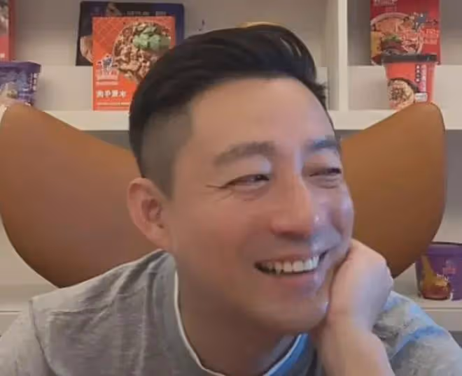 笑死!汪小菲台北趁著孩子吃餃子和小面偷偷直播,又被箖箖發現了