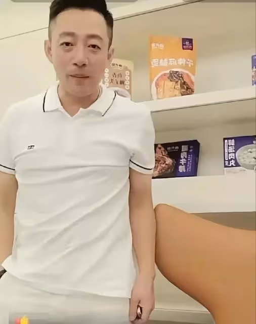 笑死!汪小菲台北趁著孩子吃餃子和小面偷偷直播,又被箖箖發現了