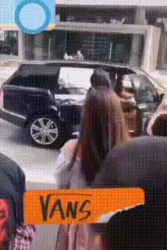 馬雲從倫敦回國，現身阿里總部：年輕人瘋狂歡迎，西裝革履搞大事