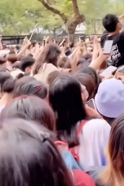 馬雲從倫敦回國，現身阿里總部：年輕人瘋狂歡迎，西裝革履搞大事