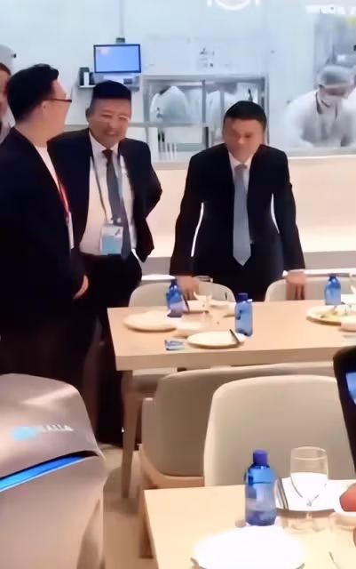 馬雲從倫敦回國，現身阿里總部：年輕人瘋狂歡迎，西裝革履搞大事