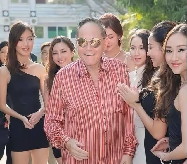 87歲億萬富豪交往外籍年輕女友,只戀愛不結婚,3個孩子3個媽