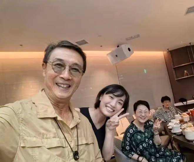 胡歌與老婆參加聚會,黃曦寧素顏被嘲,終於明白鬍歌的「無奈」