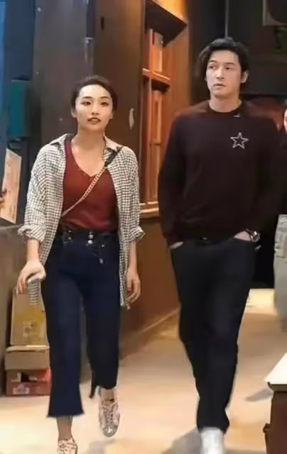 胡歌與老婆參加聚會,黃曦寧素顏被嘲,終於明白鬍歌的「無奈」