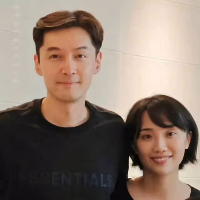 胡歌與老婆參加聚會，黃曦寧素顏被嘲，終於明白鬍歌的「無奈」