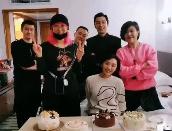胡歌與老婆參加聚會，黃曦寧素顏被嘲，終於明白鬍歌的「無奈」