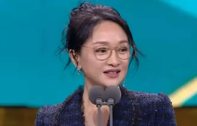 被說「科技臉」的周迅算不算大美人,看她和董潔的合照就知道了