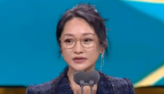 被說「科技臉」的周迅算不算大美人,看她和董潔的合照就知道了