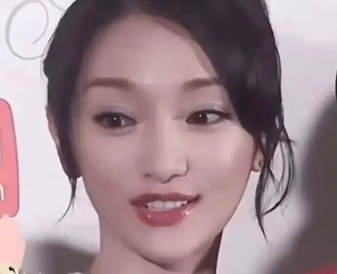 被說「科技臉」的周迅算不算大美人,看她和董潔的合照就知道了