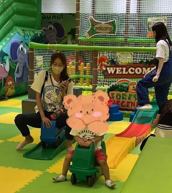 50歲林志玲帶兒子外出，身材苗條像30歲，臉卻暴露真實年齡