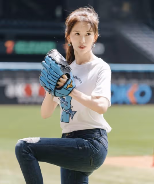 50歲林志玲帶兒子外出，身材苗條像30歲，臉卻暴露真實年齡