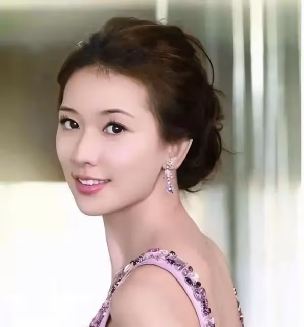 50歲林志玲帶兒子外出,身材苗條像30歲,臉卻暴露真實年齡