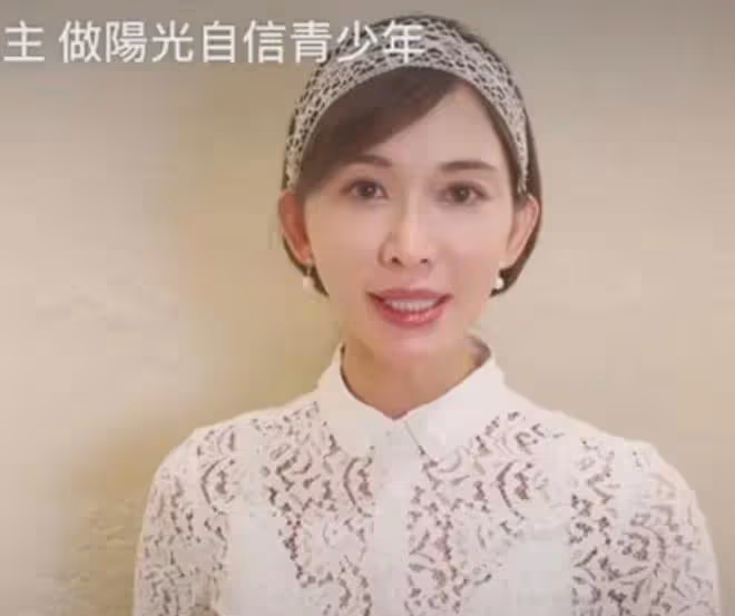 50歲林志玲帶兒子外出,身材苗條像30歲,臉卻暴露真實年齡